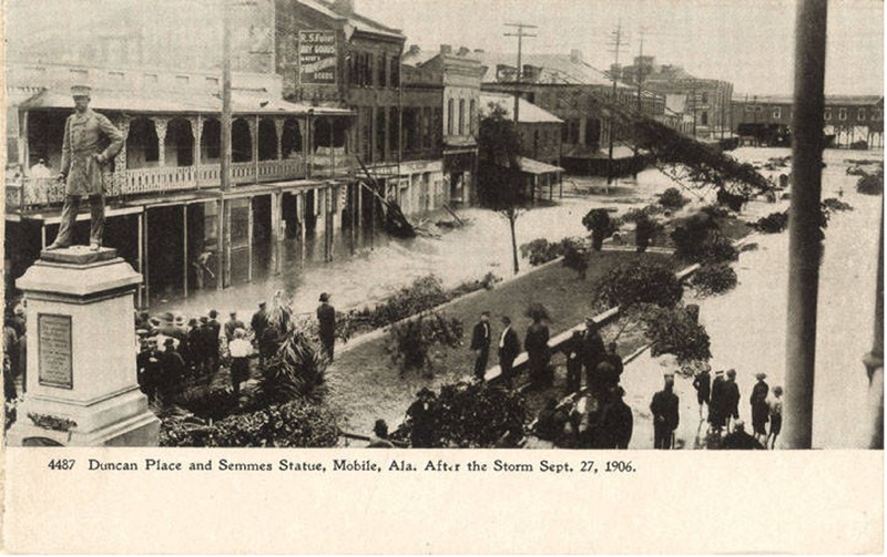 Duncan_Place_and_Semmes_Statue_Photo_1906.jpg